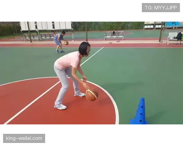 篮球场上“两次运球”究竟意味着什么？规则条款细致解读